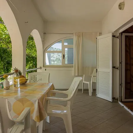Apartament Mares *